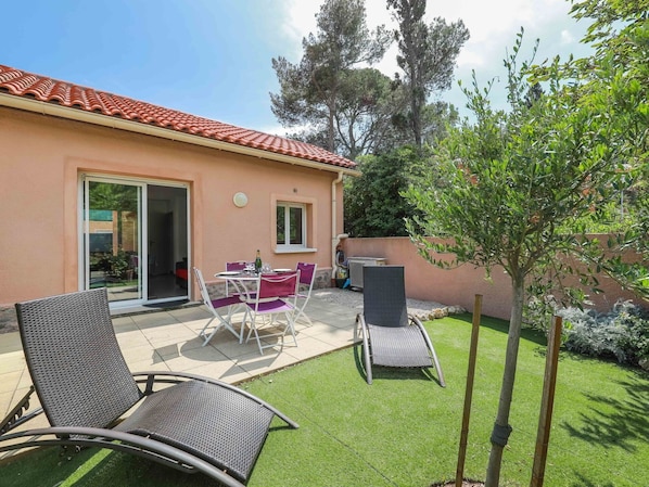 Property, House, Home, Real Estate, Building, Backyard, Yard, Patio, Courtyard, Estate
