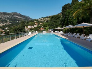 L'Eau, Ciel, Propriété, Piscine, Bleu Azur, Arbre, Bâtiment, Plante, Plan D'Eau, Ombre