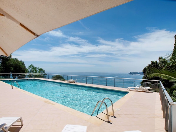 L'Eau, Ciel, Nuage, Propriété, Bâtiment, Bleu Azur, Piscine, Balancelle, Arbre, Mobilier De Jardin