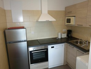 Cabinetry, Countertop, Spüle, Eigentum, Sinken, Küchengerät, Küche, Herd, Gebäude, Zapfhahn