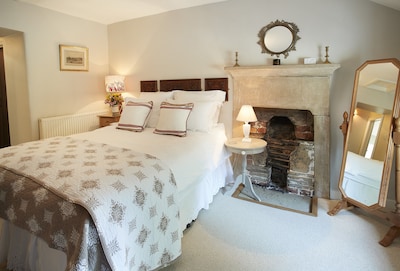 Memorial Cottage is a Grade II listed, period stone, terraced holiday cottage