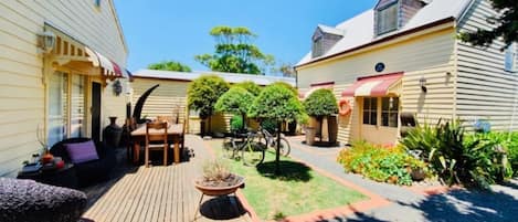 Gowrie Guest House - Private Entrance & Entertainment Courtyard