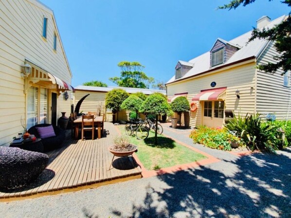 Gowrie Guest House - Private Entrance & Entertainment Courtyard