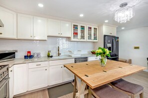 KITCHEN & DINING AREA: Immaculate Kitchen with dining table on wheels.