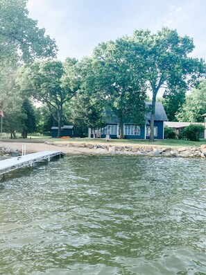 Beautiful cottage just steps from the beach 