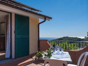 Ciel, Propriété, Bâtiment, Fenêtre, Bleu Azur, Plante, Ombre, Bois, Éclairage, Architecture