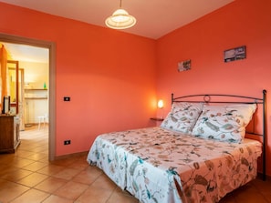 Lit, Éclairage, Pièce, Design Intérieur, Sol, Jaune, Bois, Orange, Propriété, Mur