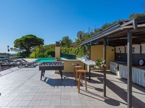 Table, Ciel, Bâtiment, Meubles, Ombre, Mobilier De Jardin, Bois, Arbre, Design Urbain, Maison