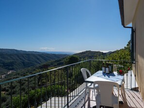 Himmel, Berg, Zaun, Pflanze, Gebäude, Baum, Holz, Schatten, Landschaft, Veranda