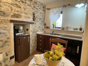 Essen, Cabinetry, Eigentum, Countertop, Sinken, Zapfhahn, Küche, Holz, Interior Design, Armatur
