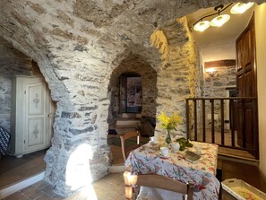 Gebäude, Interior Design, Flooring, Grundeigentum, Blume, Zimmerpflanze, Wohnzimmer, Bilderrahmen, Backstein, Decke