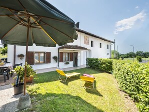 Pflanze, Himmel, Gebäude, Eigentum, Wolke, Blumentopf, Fenster, Haus, Schatten, Gartenmöbel