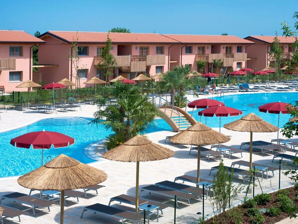 Recours, Propriété, Piscine, Vacances, Parapluie, Ville, Bâtiment, Maison, Immobilier, Ville Resort