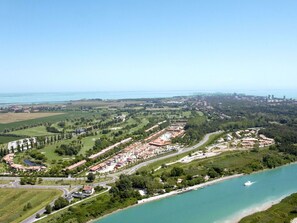 Wasser, Himmel, Baum, Natürliche Landschaft, Pflanze, Urban Design, Horizont, Landschaft, Stadt, See