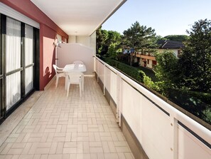 Eigentum, Grundeigentum, Gebäude, Haus, Balkon, Zimmer, Fussboden, Die Architektur, Zuhause, Wohnung