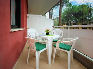 Tabelle, Gebäude, Möbel, Eigentum, Pflanze, Fenster, Stuhl, Holz, Interior Design, Gartenmöbel