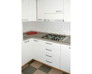 Comptoir, Pièce, Propriété, Cuisine, Tuile, Meubles, Cabinetry, Sol, Design Intérieur, Cuisinière