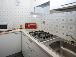 Eigentum, Zimmer, Major Appliance, Küche, Cabinetry, Countertop, Möbel, Interior Design, Haushaltsgerät, Sinken