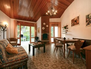 Zimmer, Eigentum, Gebäude, Möbel, Interior Design, Wohnzimmer, Decke, Grundeigentum, Haus, Estate