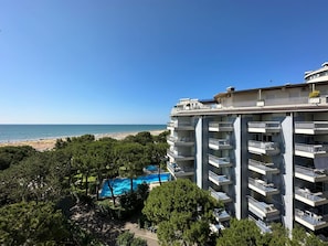 Himmel, Wasser, Gebäude, Pflanze, Azurblau, Baum, Eigentumswohnung, Haus, Urban Design, Tower Block