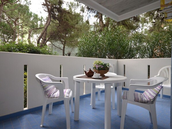 Table, Meubles, Propriété, Plante, Bâtiment, Chaise, Design Intérieur, Ombre, Arbre, Bois