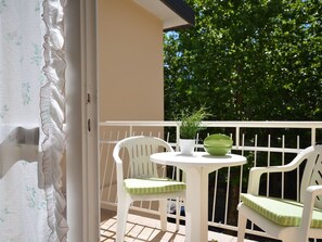 Meubles, Propriété, Bois, Chaise, Ombre, Table, Porte, Tableau De Plein Air, Bâtiment, Mobilier De Jardin