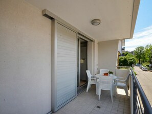 Bâtiment, Chaise, Ombre, Plante, Bois, Pot De Fleur, Table, Plante D'Appartement, Condominium, Porte