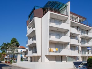 Himmel, Gebäude, Weiss, Blau, Urban Design, Tower Block, Eigentumswohnung, Baum, Nachbarschaft, Pflanze