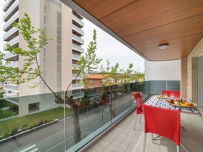 Eigentum, Tabelle, Gebäude, Pflanze, Fenster, Schatten, Baum, Urban Design, Stuhl, Grundeigentum