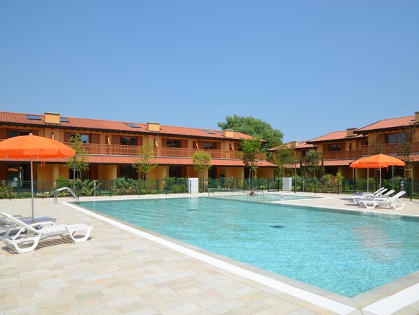 Water, Sky, Property, Swimming Pool, Building, Furniture, Azure, Tree, Plant, House