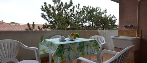 Table, Furniture, Property, Sky, Chair, Building, Plant, Wood, Outdoor Furniture, Tableware