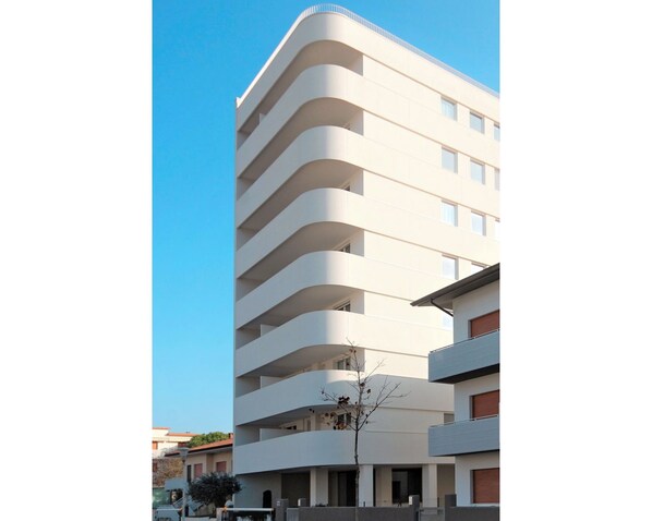 Building, Sky, Daytime, Property, Window, Tower Block, Urban Design, Condominium, Material Property
