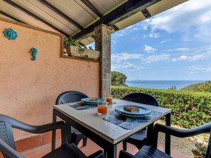 Table, Meubles, Propriété, Nuage, Plante, Bâtiment, Ciel, La Nature, Bleu Azur, Chaise