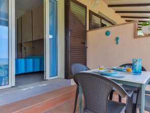 Propriété, Meubles, Bâtiment, Table, Bleu, Bois, Design Intérieur, Ombre, Architecture, Sol