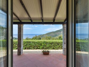 Pflanze, Himmel, Gebäude, Schatten, Holz, Interior Design, Gras, Veranda, Fussboden, Linie