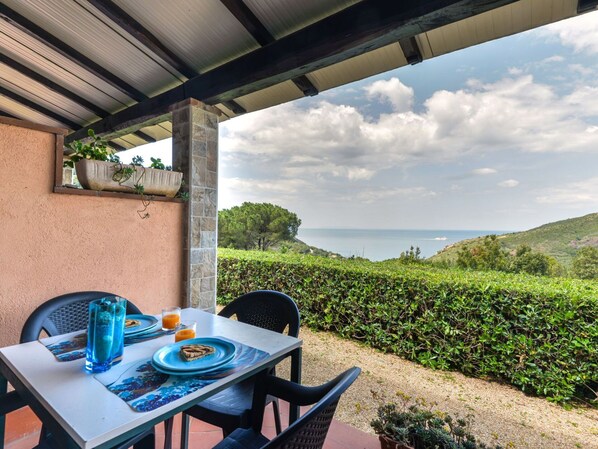 Plante, Meubles, Ciel, Nuage, Propriété, Table, La Nature, Ombre, Chaise, Design Intérieur
