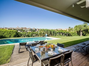 La table de petit déjeuner, devant la cuisine et vue sur Vence