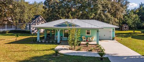 Central Florida home features vibrant colors