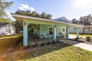 Florida porch allows for breezy shaded entertaining