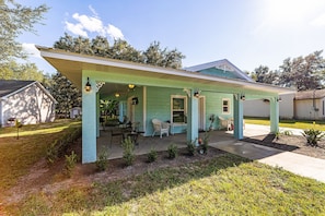 Florida porch allows for breezy shaded entertaining