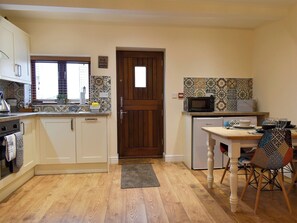 Open plan living space | Sparrow - Bird Barn Cottages, Lower Drayton, near Penkridge