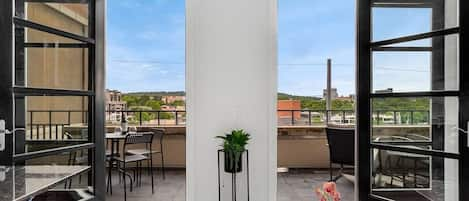 Step outside & enjoy the views of downtown— from the sixth floor of Fayetteville's most acclaimed high rises. With an east-facing view that most Fayetteville locals don't ever even get to set eyes on, our property's location overlooks Dickson St.