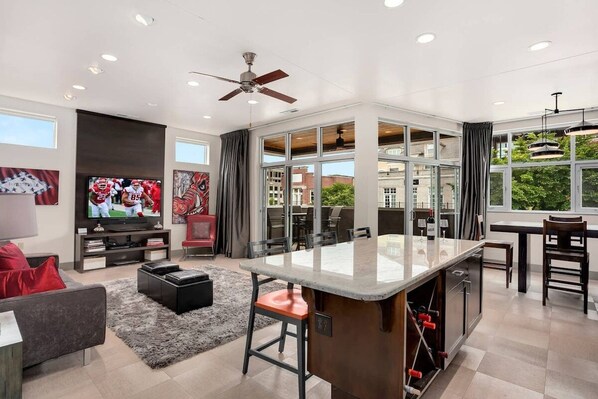 A giant HDTV, floor to ceiling windows, and a red + black decorated living room will have you calling the hogs upon arrival!