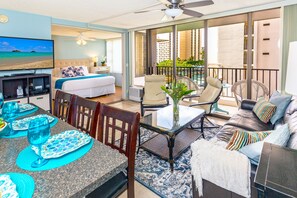 Beautiful 1 bedroom condo with king size bed, full kitchen, parking and AC