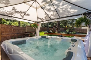 Bain à remous extérieur