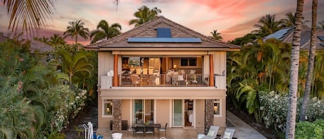 Situated in the Mauna Lani Resort on the famed Francis H. Brown North Golf Course, this Kohala Coast vacation rental home with a private pool and spa is fully air conditioned and beautifully decorated