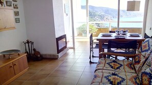🛋 The living room and the sea