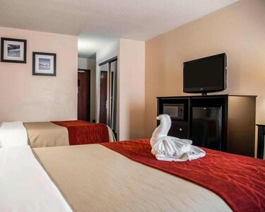 Value Deal! Comfy Unit, Pool, Breakfast, Parking, Shuttle to Parks
