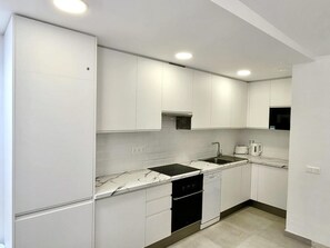 Modern Fully fitted kitchen with Dishwasher and washing machine and intergrate fridge freezer.