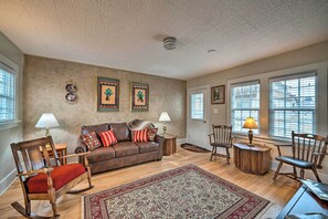 Living Room | Free WiFi | Smart TV | A/C